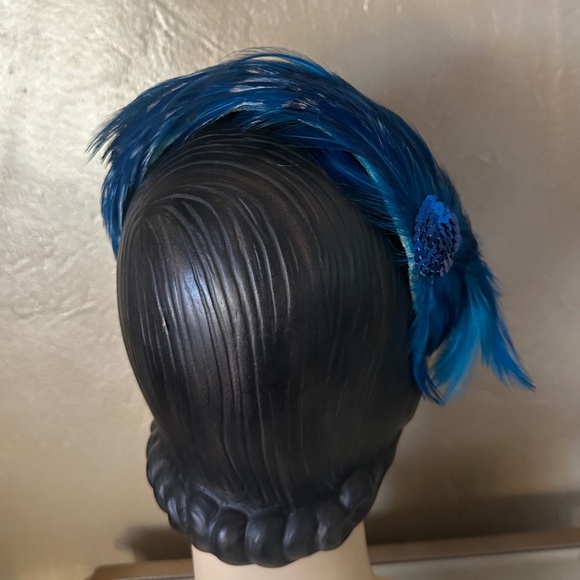 CLASSY 1950s\' COCKTAIL HAT COVERED IN NAVY FEATHERS & SEQUIN CIRCLE. main image 7